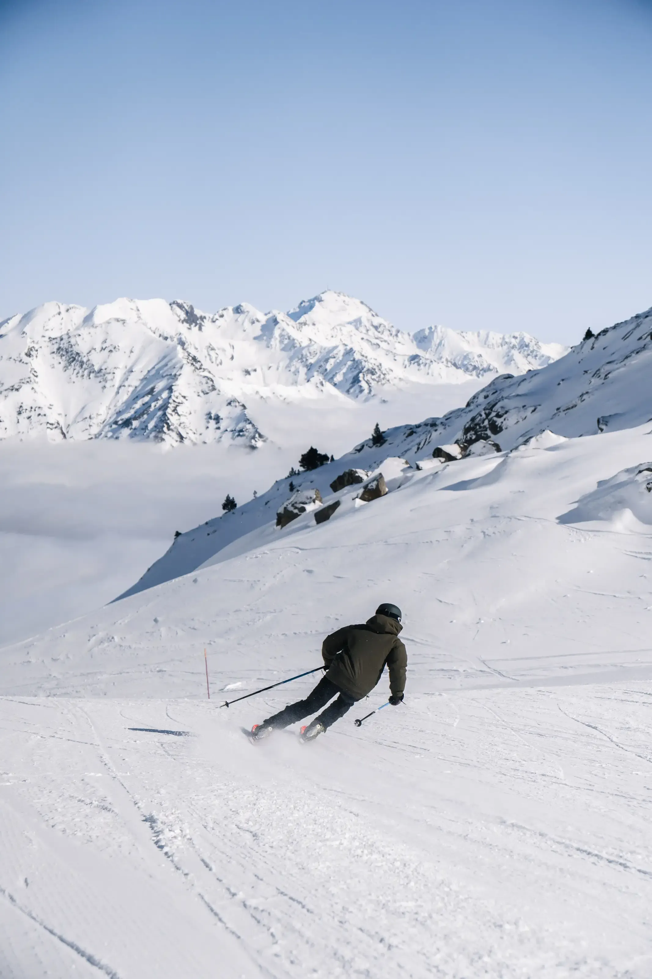 Un skieur face au Pic du midi sur les hauteurs de Luz Ardiden